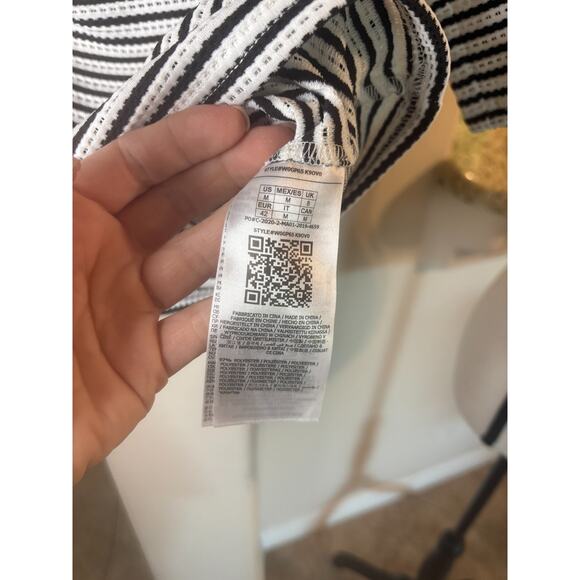 Guess Womens Ribbed Off The Shoulder Black and White Stripes Blouse Sz S Cropped - Picture 4 of 5